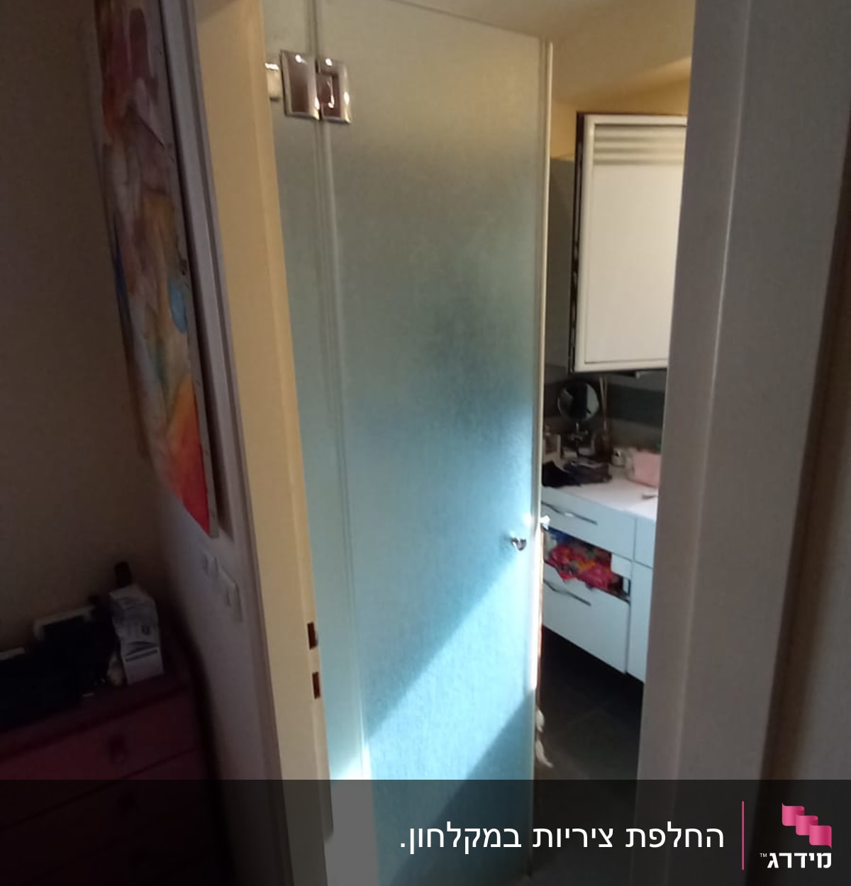 דלת זכוכית למקלחת עם מגבת על הרצפה